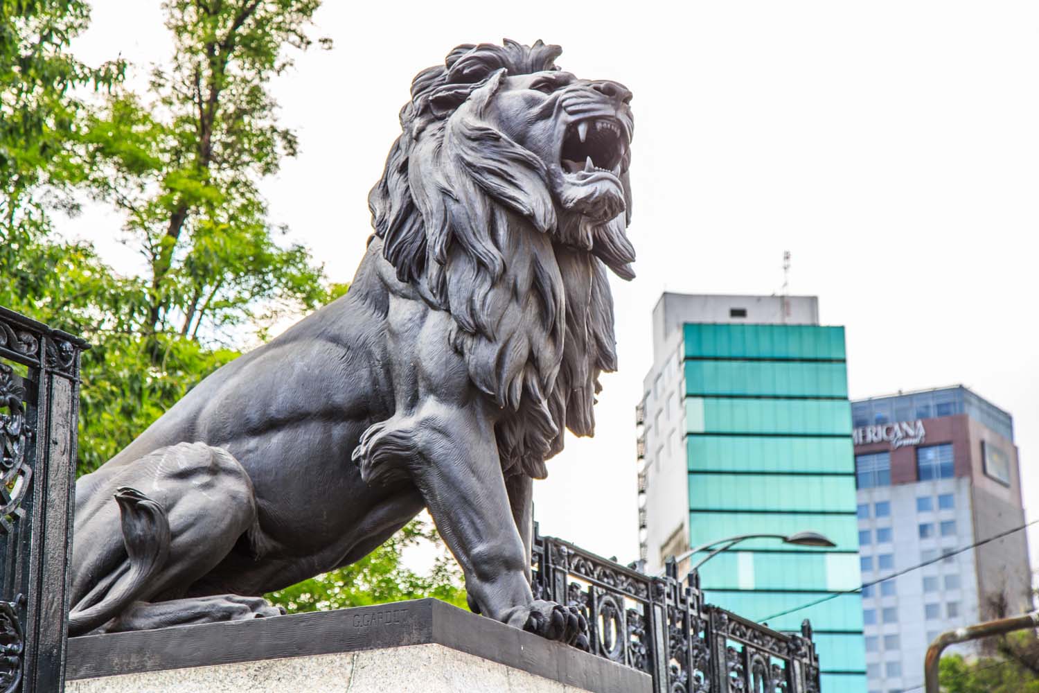 PUERTA MONUMENTAL DE LEONES - Pro Bosque Chapultepec