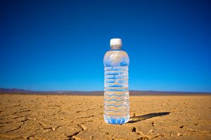 agua embotellada peligros saud plastico