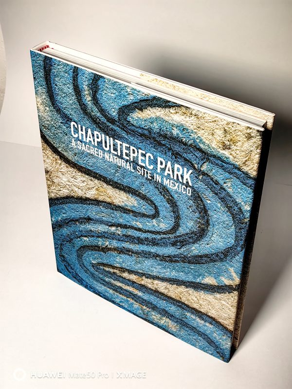 Libro (inglés) Sitio Sagrado y Natural de México Bosque de Chapultepec