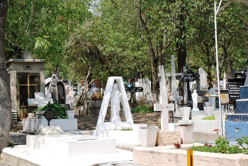 Ofrenda de Día de Muertos: elementos, significado y cómo montarla de forma sustentable 1 Monumentos del Panteón Civil de Dolores, cementerio de la CDMX ligado a la tradición de la ofrenda de Día de Muertos