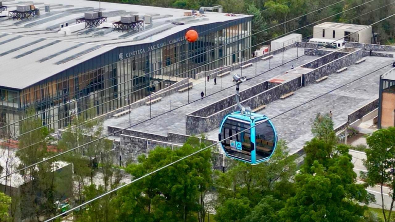 Panteón Civil de Dolores: historia, Rotonda de las Personas Ilustres y guía para visitarlo 3 Cabina del Cablebús Línea 3 sobre el Bosque de Chapultepec